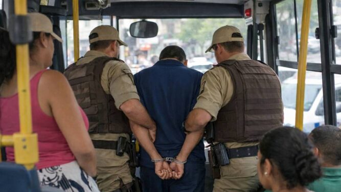 Cobrador é preso após apalpar passageira no Centro de Simões Filho