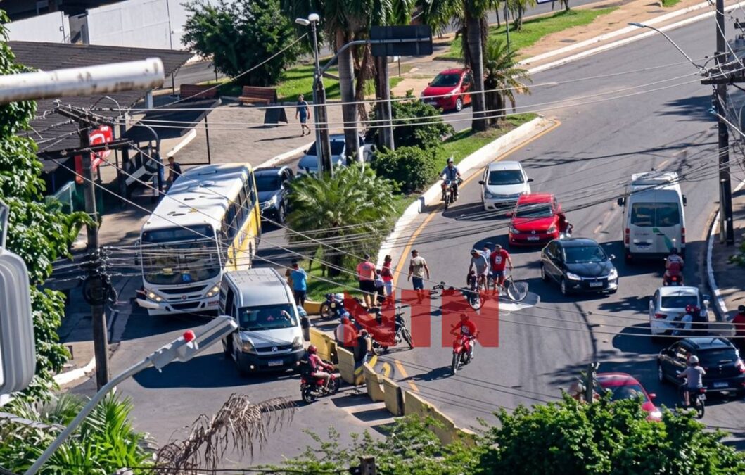 Mudança no trânsito na Avenida Elmo Serejo, no centro de Simões Filho: prefeitura fecha acesso após onda de acidentes e “roubadinhas”