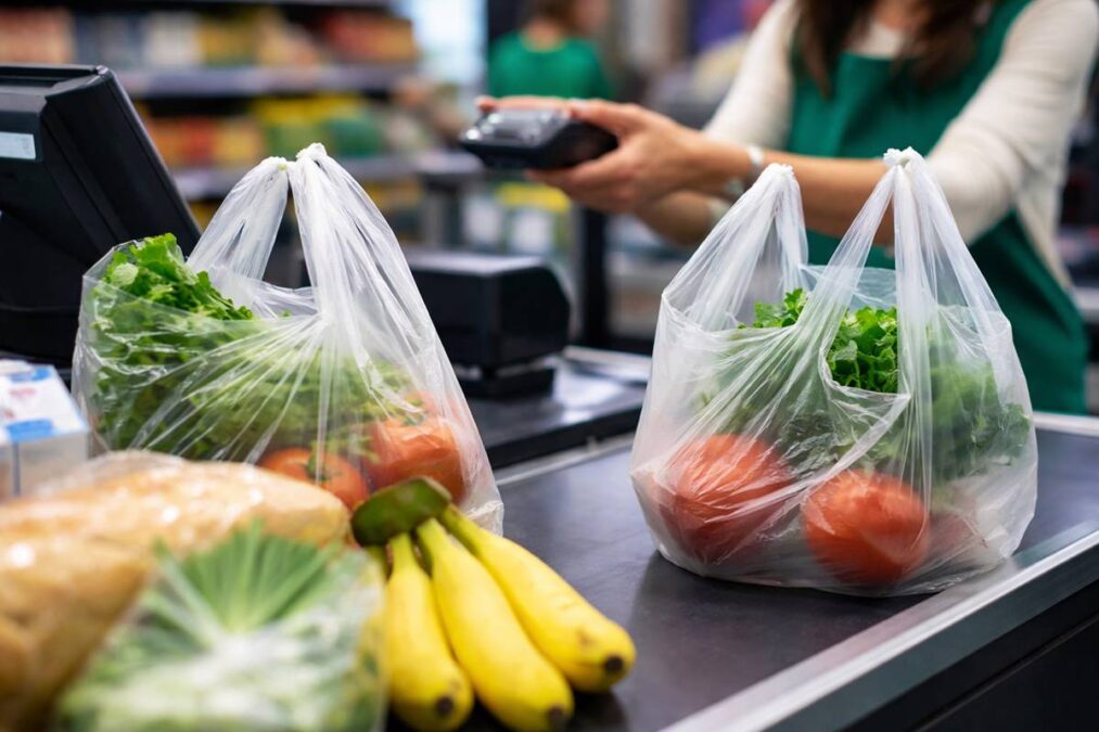 Afinal, supermercados podem ou não cobrar por sacolas plásticas?