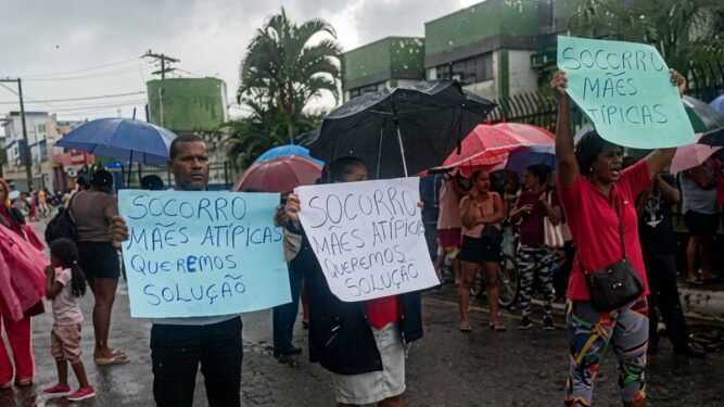 Crise na saúde em Simões Filho leva mães a fechar via no centro em protesto contra humilhação e sofrimento: Veja o vídeo