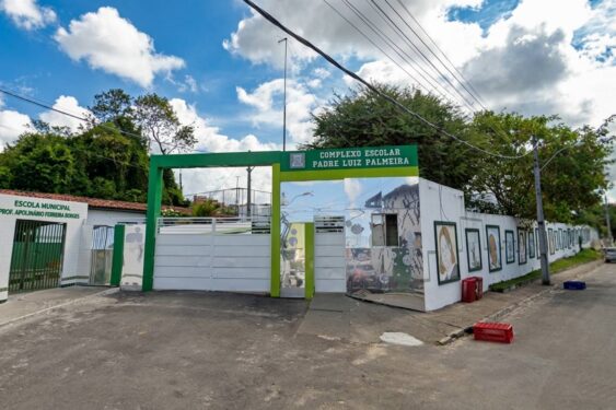 Escola municipal no centro de Simões Filho tem rodízio de turmas – “faltam cadeiras e livros”, diz mãe; ouça áudio