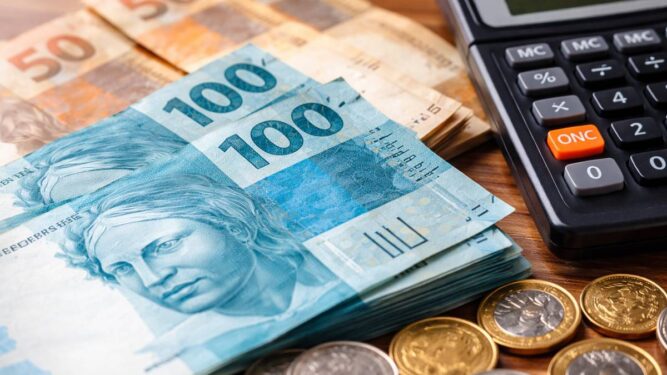 INSS antecipa 13º salário e inicia pagamentos nesta sexta-feira; confira datas