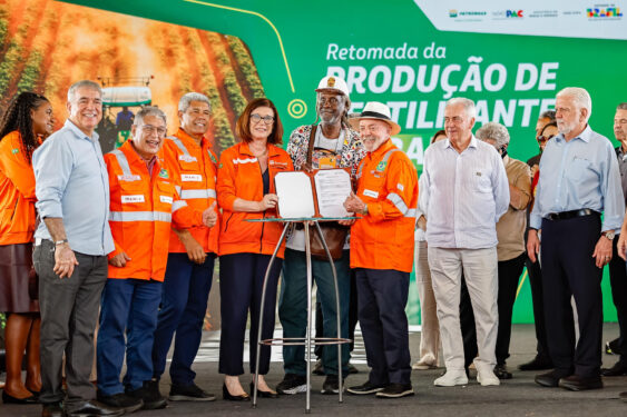 Lula visita a Fafen-BA, em Camaçari, e comemora retomada da produção pela Petrobras