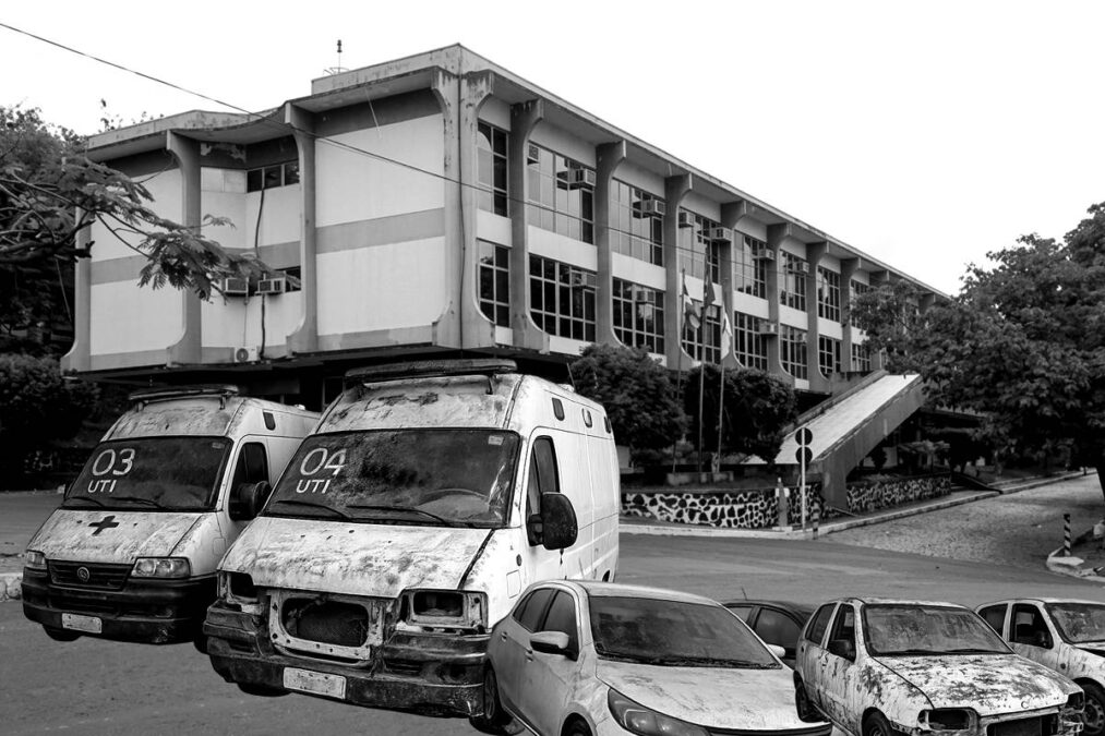 Prefeitura de Simões Filho entra na mira do MP após abandono de 5 ambulâncias com UTI móveis e 73 veículos públicos em galpão Prefeitura de Simões Filho entra na mira do MP após abandono de 5 ambulâncias com UTI móveis e 73 veículos públicos em galpão