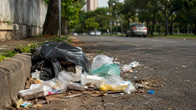 Quem jogar lixo na rua poderá pagar até R$ 162 mil no Brasil; entenda o projeto