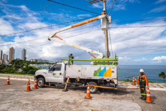 Aneel multa neoenergia coelba em r$ 82,7 milhões por falhas em geração distribuída