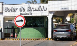 Bolsonaro recorre de veto de moraes a visitas em prisão domiciliar, alegando cerceamento.