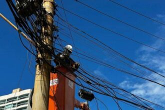 Coelba interrompe energia em quatro bairros de salvador neste domingo