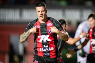 Vitória vence vasco com gol decisivo de renato kayzer no barradão