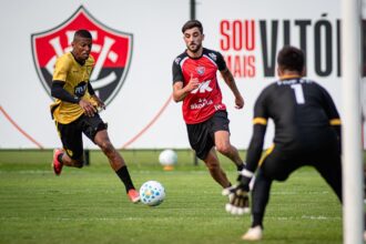 Vitória intensifica preparação e jair ventura avalia elenco em jogo-treino no ct