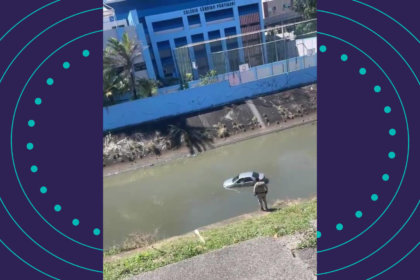 Motorista é resgatada após carro despencar em córrego no bairro costa azul em salvador