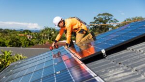 Salvador oferece 30 vagas gratuitas para curso de instalador de placas solares.