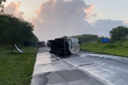 Caminhão tomba e bloqueia pista da br-324 neste sábado (29