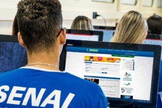 Senai em parceira com sesi e petrobras oferece auxílio de r$ 858 por mês para quem fizer cursos técnicos gratuitos