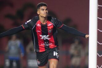 Vitória goleia athletico-pr por 4 a 0 e garante vaga nas quartas da copa do brasil