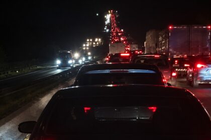 Fluxo intenso na br-324 marca retorno de feriado para salvador