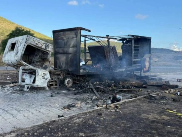 Caminhão pega fogo e carga de celulares e tablets é destruída na bahia 2 Caminhão pega fogo e carga de celulares e tablets é destruída na bahia