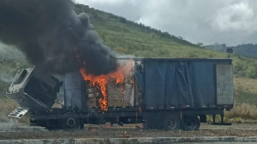 Caminhão pega fogo e carga de celulares e tablets é destruída na bahia 1 Caminhão pega fogo e carga de celulares e tablets é destruída na bahia