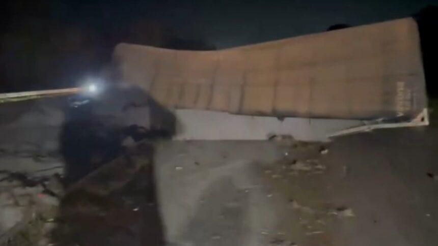 Carreta tomba na br-324, espalha carga e deixa pista bloqueada 1 Carreta tomba na br-324, espalha carga e deixa pista bloqueada